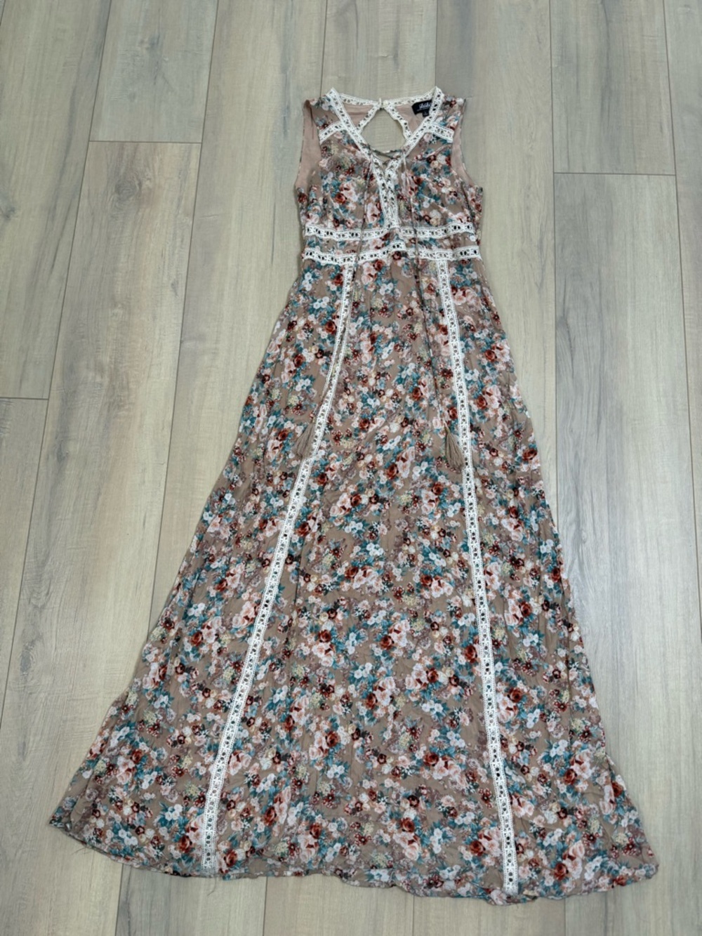 Lulu's Floral lace -Trim Maxi Dress in Blush and Teal - Picture 4 of 9
